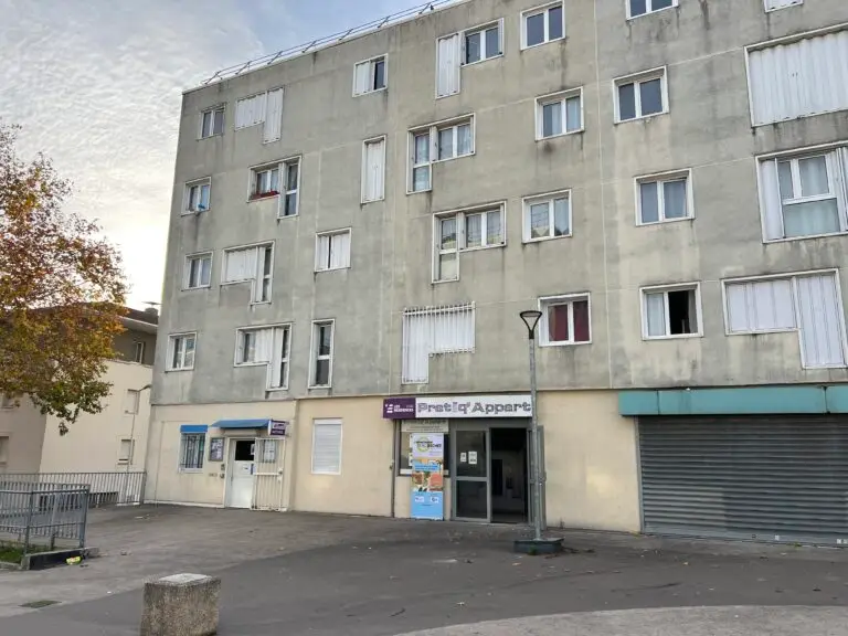 Le Pratiq'Appart en pied d'immeuble sur la place du Pas