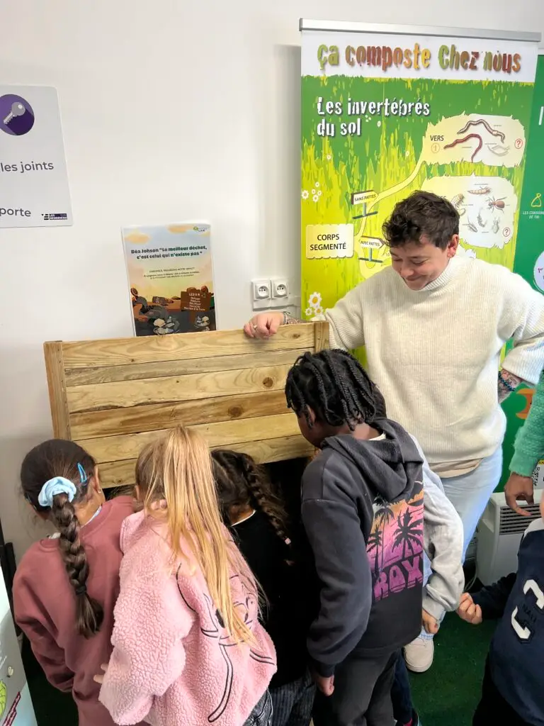 Démonstration de compostage à l'appartement zéro déchet de Chanteloup-les-Vignes