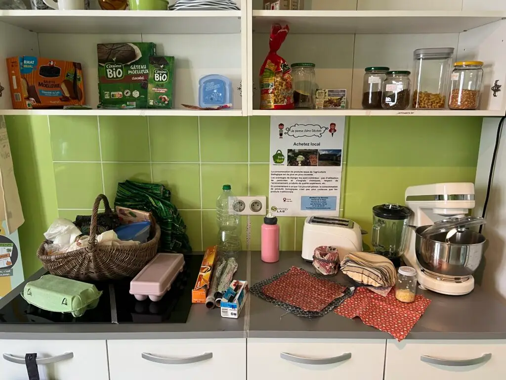 La cuisine de l'appartement zéro déchet aux Mureaux