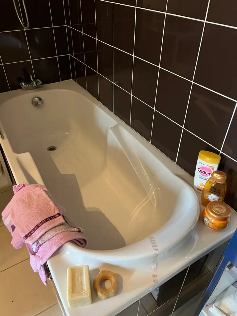 La baignoire de l'appartement zéro déchet aux Mureaux
