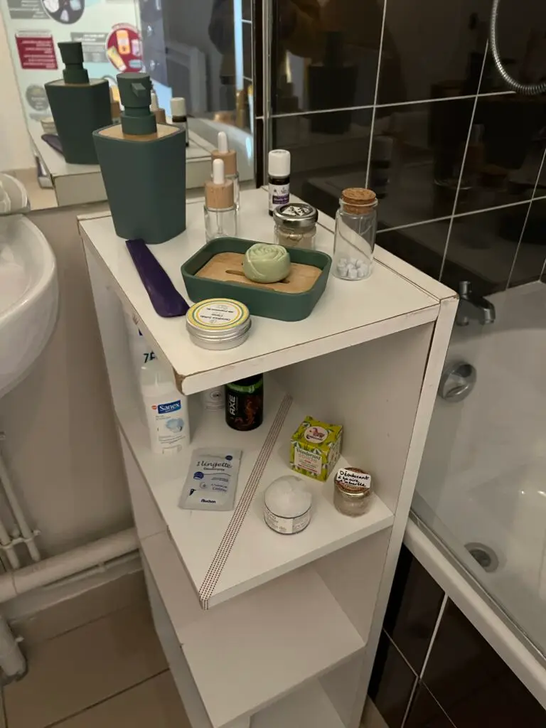 La salle de bain de l'appartement zéro déchet aux Mureaux