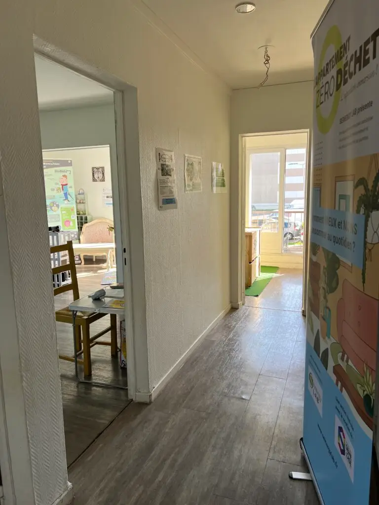 Le couloir de l'appartement zéro déchet à Mantes