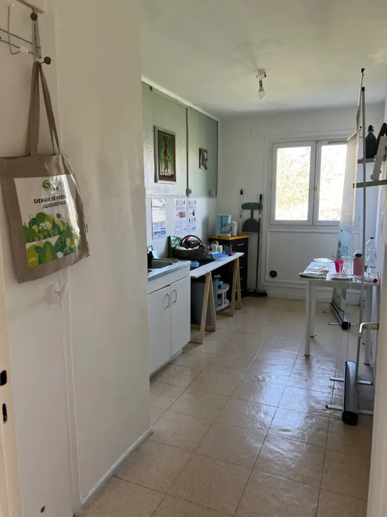 La cuisine de l'appartement zéro déchet à Mantes-la-Jolie