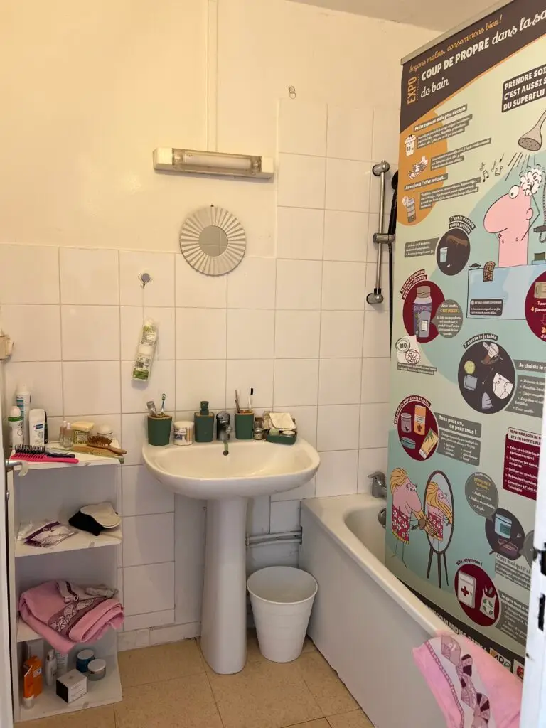 La salle de bain de l'appartement zéro déchet à Mantes