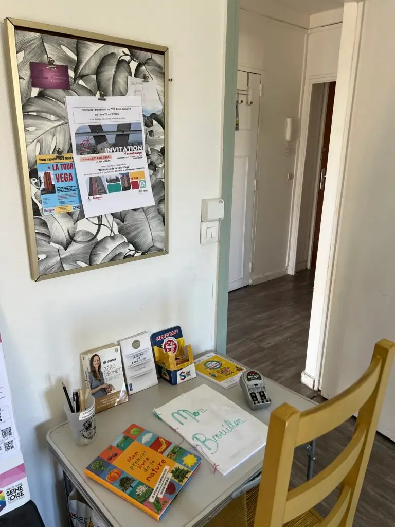 Le bureau et l'entrée de l'appartement zéro déchet à Mantes