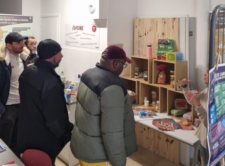 Les gardiens d'immeuble visitent l'appartement zéro déchet à Chanteloup les Vignes