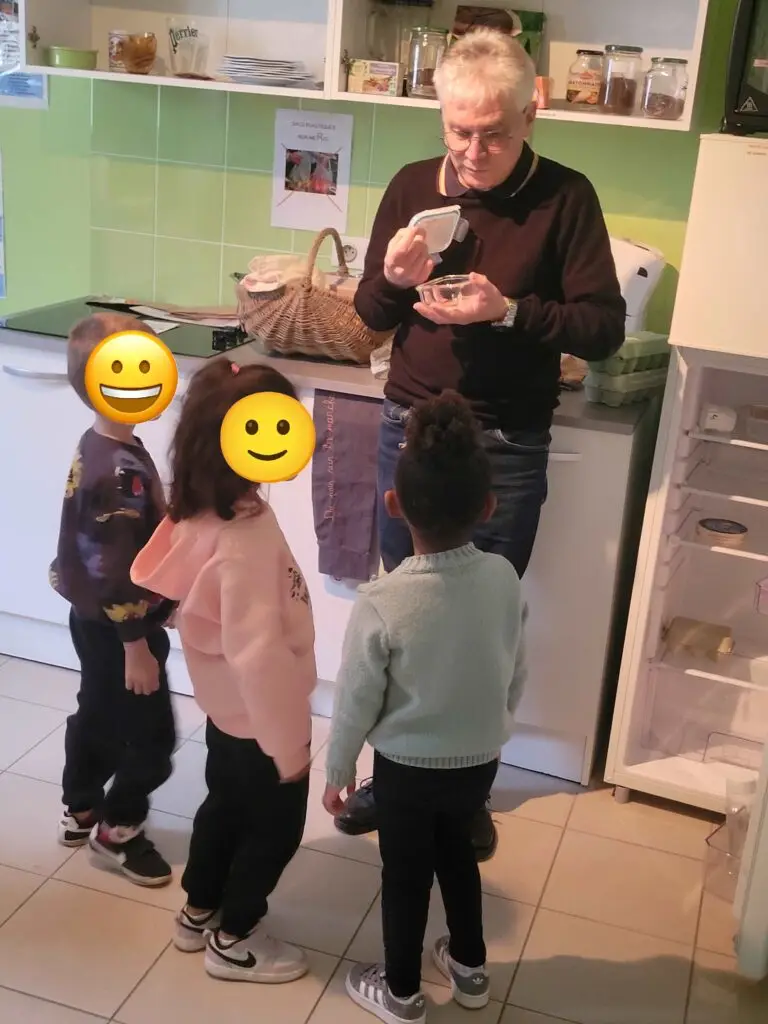 Les jeunes enfants visitent l'appartement zéro déchet aux Mureaux