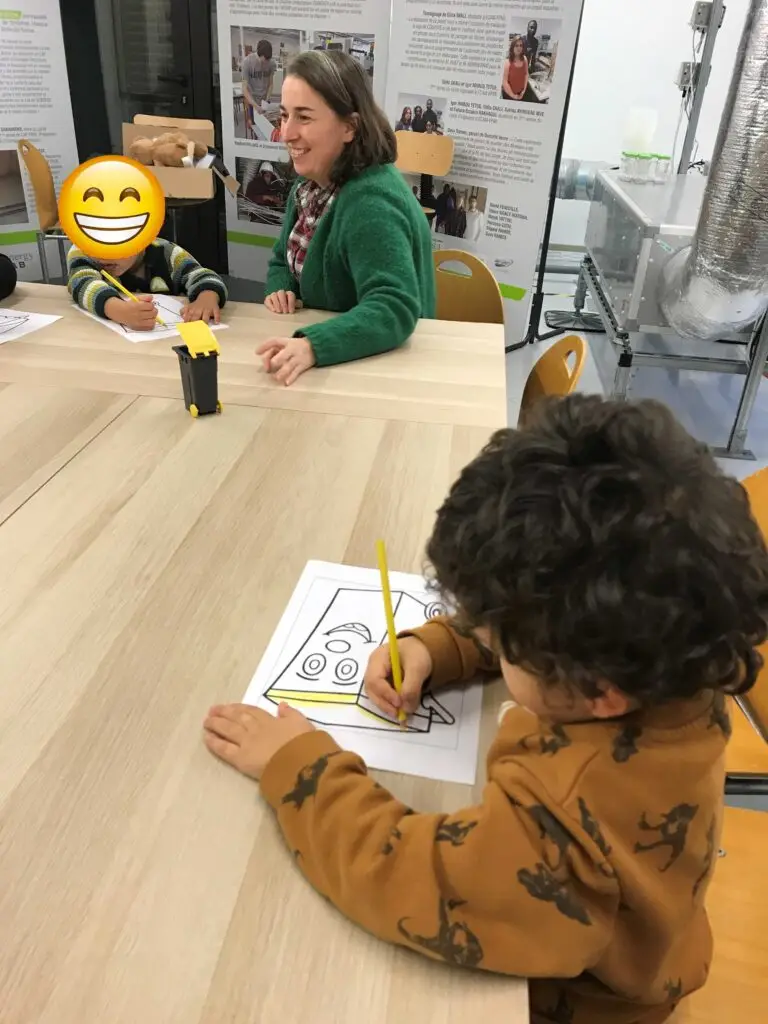 Les jeunes enfants colorient Sami le bac de tri